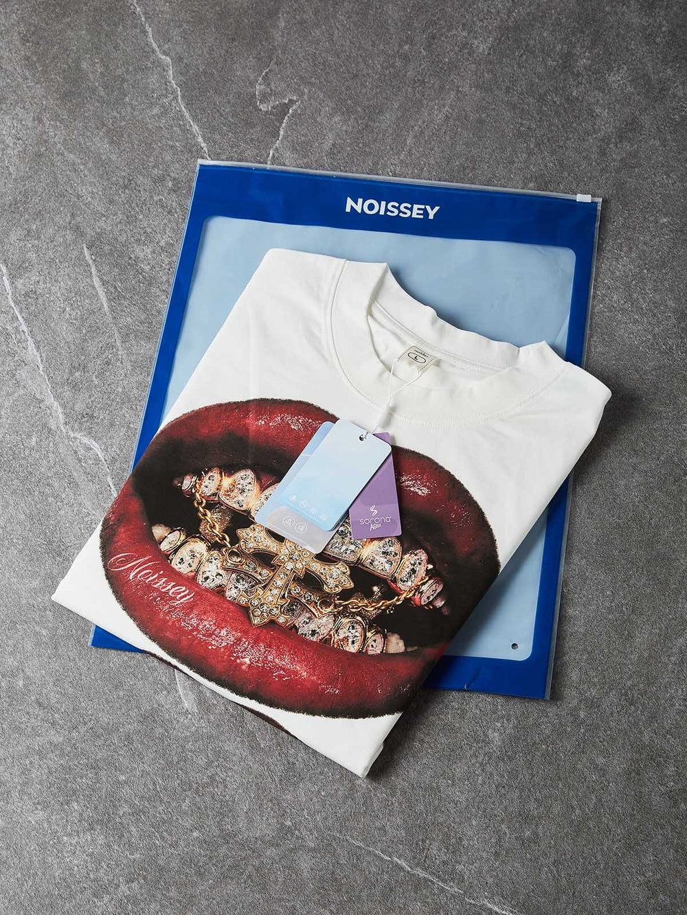 Burgundy Lips Unisex Tişört