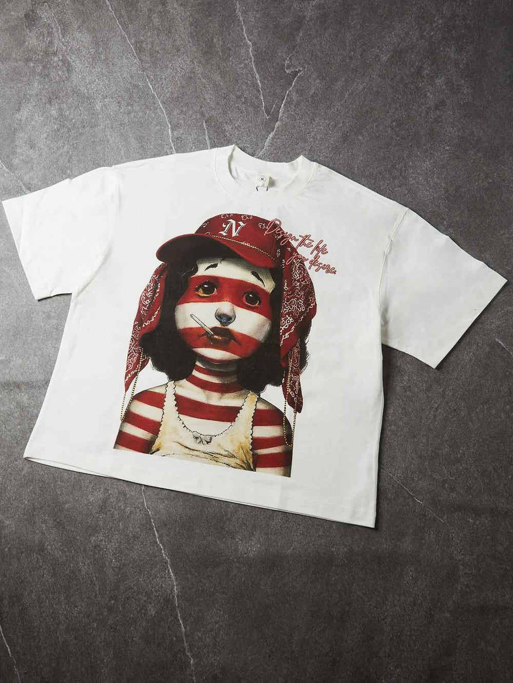 Kırmızı Bandanalı Kız Beyaz Unisex Tişört