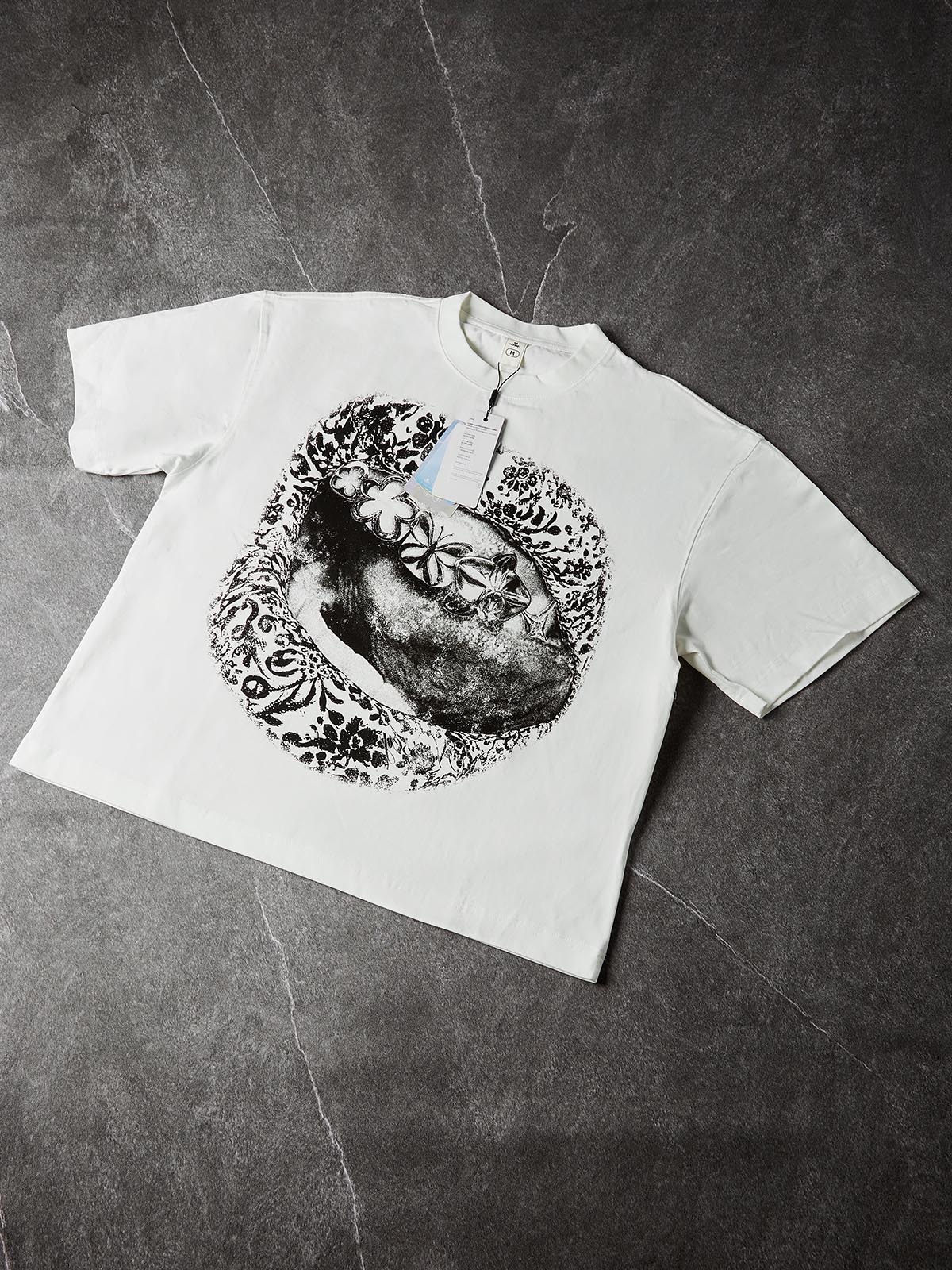 Çiçekli Eskiz Dudak Beyaz Unisex Tişört