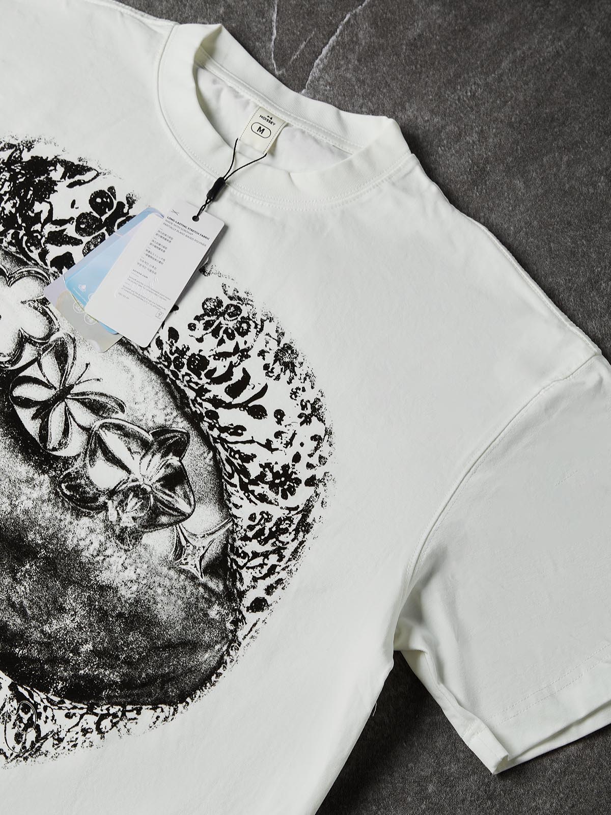 Çiçekli Eskiz Dudak Beyaz Unisex Tişört